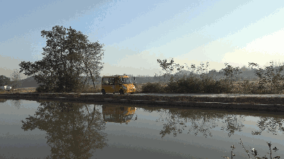 在農(nóng)村，校車已不僅僅是校車