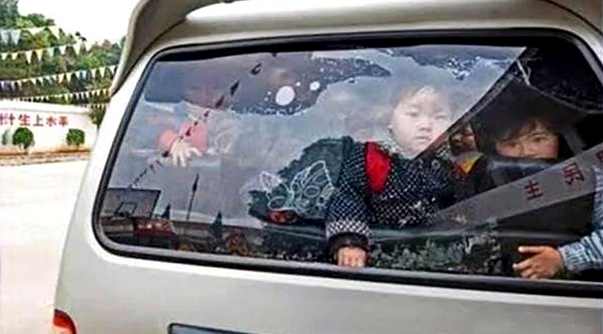 為人父母的你們，看到這樣的校車，還會安心讓孩子去讀書嗎