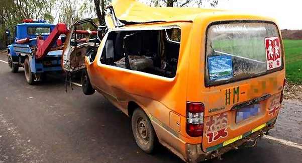 為人父母的你們，看到這樣的校車，還會安心讓孩子去讀書嗎