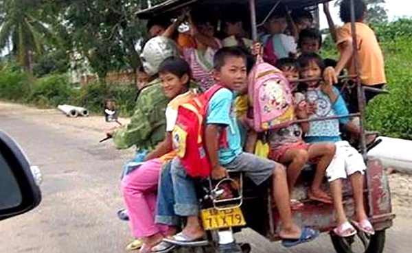 為人父母的你們，看到這樣的校車，還會安心讓孩子去讀書嗎