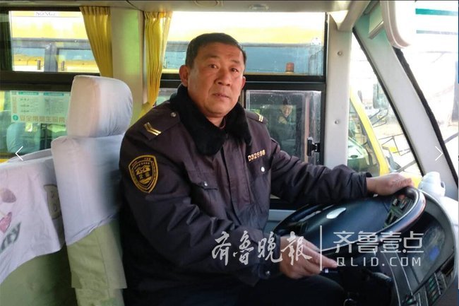 大貨車突然自燃，膠州校車司機緊急救援