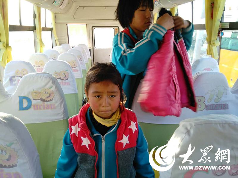 寒冬送暖 膠州校車司機愛心暖童心