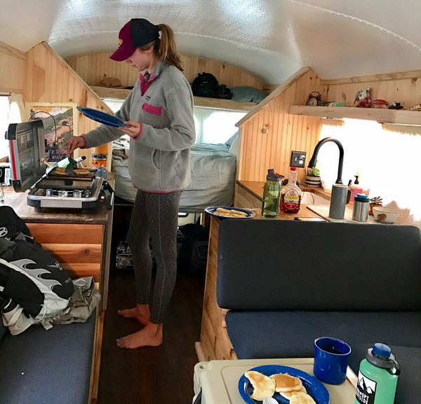 美國夫妻花費(fèi)12萬把廢舊校車改造成房車，帶著全家去旅行