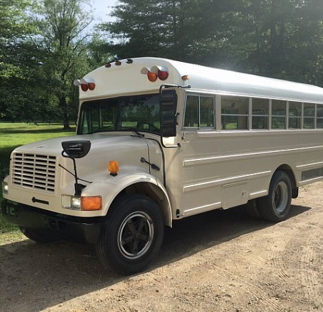 美國夫妻花費(fèi)12萬把廢舊校車改造成房車，帶著全家去旅行