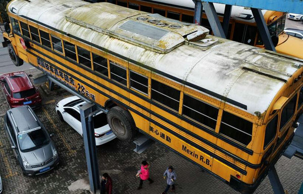 重慶驚現美國校車民宿 共8個床位每人28元一晚 重慶驚現美國校車民宿 共8個床位每人28元一晚