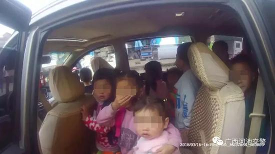 廣西一校車核載7人實載16人!超載上路太危險 廣西一校車核載7人實載16人!超載上路太危險