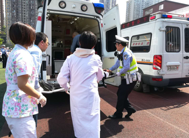 重慶市渝北區一小學校車“撞”上越野車 1名小學生“受傷” 渝北一小學校車“撞”上越野車 1名小學生“受傷”