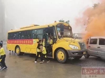 佛山開展校車應急救援演練,看看孩子如何“逃生”! 佛山開展校車應急救援演練,看看孩子如何“逃生”!