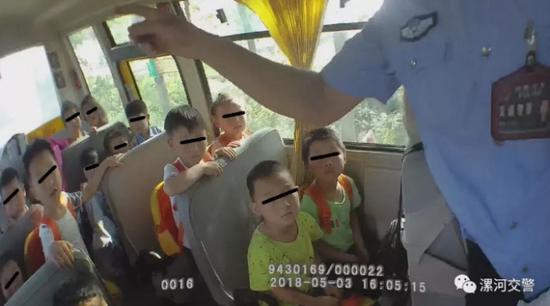 漯河司機非法開校車被查 一次性被扣36分