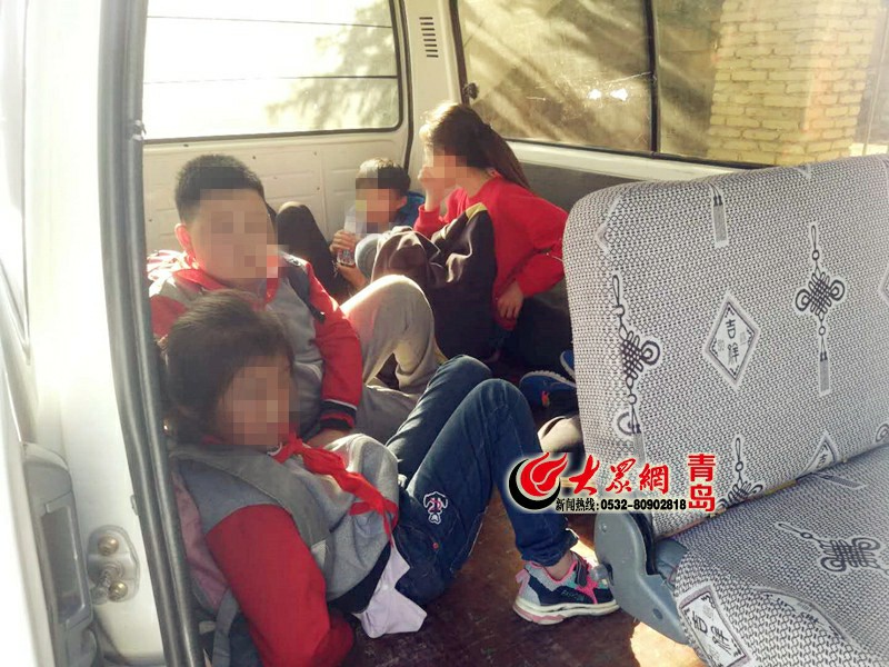 “黑校車”拉學(xué)生 見交警查車讓孩子躺在后備箱 點(diǎn)擊瀏覽下一張