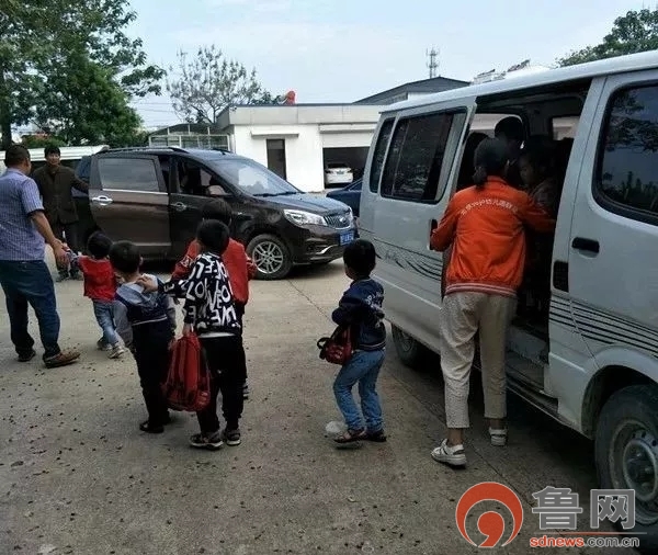 兩輛“黑校車”私自改裝、超載學生被查獲 兩輛“黑校車”私自改裝、超載學生被查獲