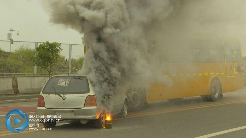 校車突發事故 看小學生們如何逃生 微信圖片_20180511112123