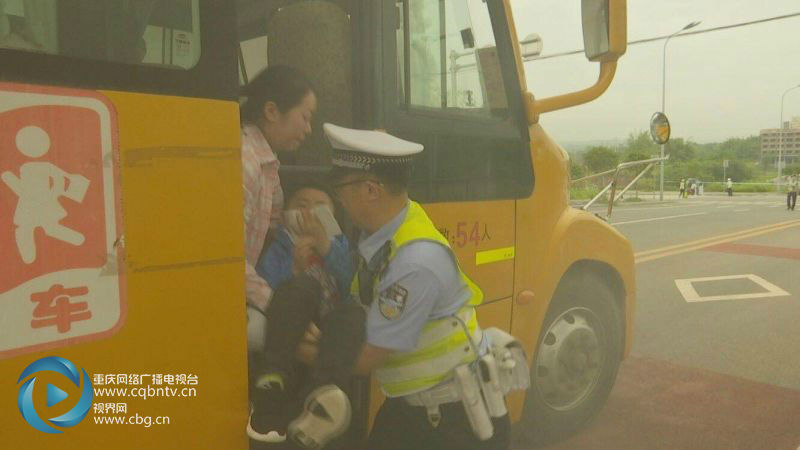 校車突發事故 看小學生們如何逃生 微信圖片_20180511112129