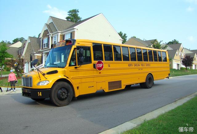 安全標準嚴格的美國校巴再次戰勝卡車 校車安全不容忽視 安全標準嚴格的美國校巴再次戰勝卡車 校車安全不容忽視