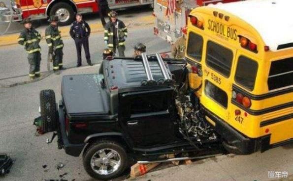安全標準嚴格的美國校巴再次戰勝卡車 校車安全不容忽視 安全標準嚴格的美國校巴再次戰勝卡車 校車安全不容忽視