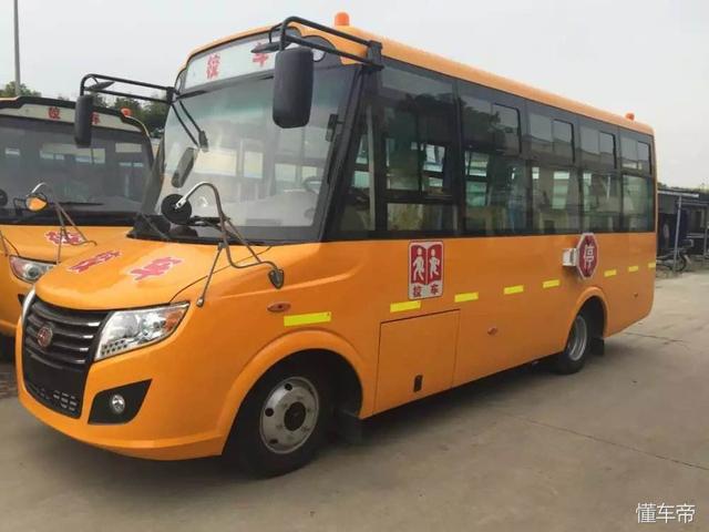 安全標準嚴格的美國校巴再次戰勝卡車 校車安全不容忽視 安全標準嚴格的美國校巴再次戰勝卡車 校車安全不容忽視