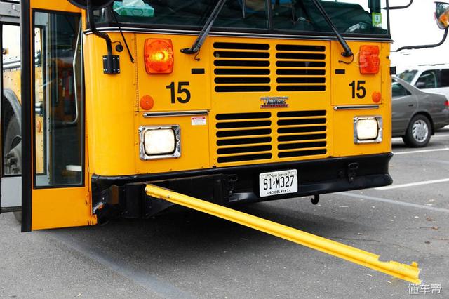 安全標準嚴格的美國校巴再次戰勝卡車 校車安全不容忽視 安全標準嚴格的美國校巴再次戰勝卡車 校車安全不容忽視