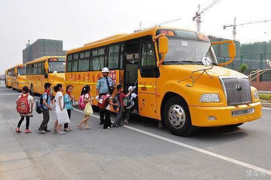 安全標準嚴格的美國校巴再次戰勝卡車 校車安全不容忽視 安全標準嚴格的美國校巴再次戰勝卡車 校車安全不容忽視