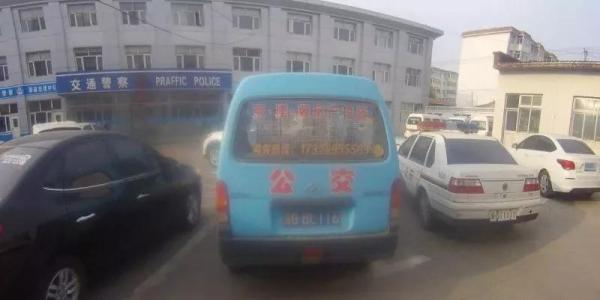 黑校車超員100%,車內座椅全被拆 黑校車超員100%,車內座椅全被拆