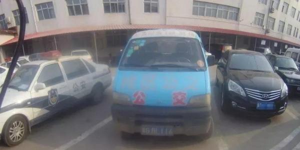 黑校車超員100%,車內座椅全被拆 黑校車超員100%,車內座椅全被拆