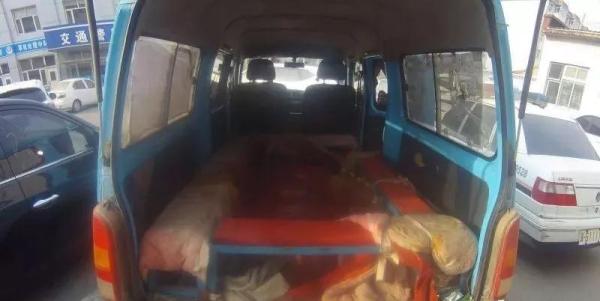 黑校車超員100%,車內座椅全被拆 黑校車超員100%,車內座椅全被拆