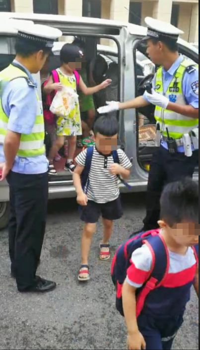 天津一面包車當校車用：加放小圓凳，擠乘14名7歲以下兒童