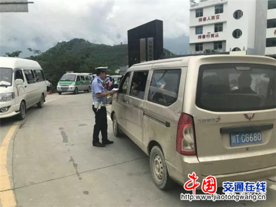 四川:雅安交警向“黑校車”開戰(zhàn) 雅安交警向“黑校車”開戰(zhàn)