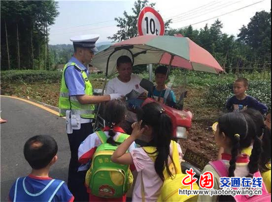 四川:雅安交警向“黑校車”開戰(zhàn) 雅安交警向“黑校車”開戰(zhàn)