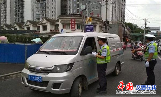 四川:雅安交警向“黑校車”開戰(zhàn) 雅安交警向“黑校車”開戰(zhàn)