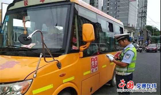 四川:雅安交警向“黑校車”開戰(zhàn) 雅安交警向“黑校車”開戰(zhàn)