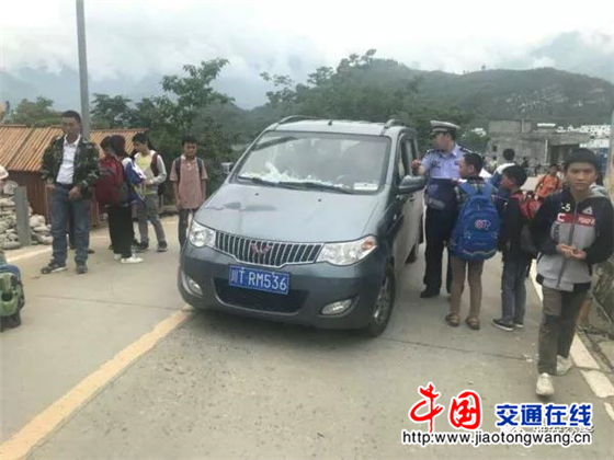 四川:雅安交警向“黑校車”開戰(zhàn) 雅安交警向“黑校車”開戰(zhàn)