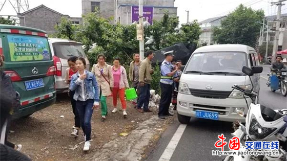 四川:雅安交警向“黑校車”開戰(zhàn) 雅安交警向“黑校車”開戰(zhàn)