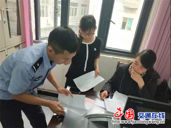 四川:雅安交警向“黑校車”開戰(zhàn) 雅安交警向“黑校車”開戰(zhàn)