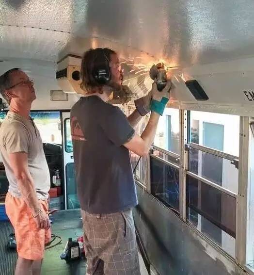 震驚：父子把買來的校車改裝成房車后，看到的人都后悔買房了！