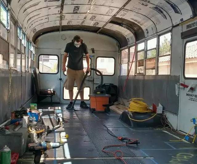 震驚：父子把買來的校車改裝成房車后，看到的人都后悔買房了！