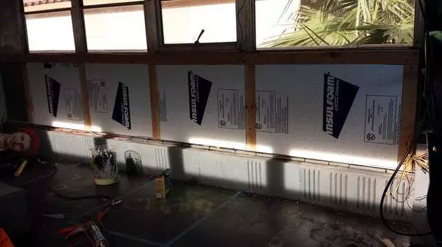 震驚：父子把買來的校車改裝成房車后，看到的人都后悔買房了！