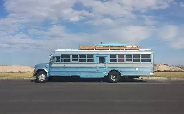 震驚：父子把買來的校車改裝成房車后，看到的人都后悔買房了！