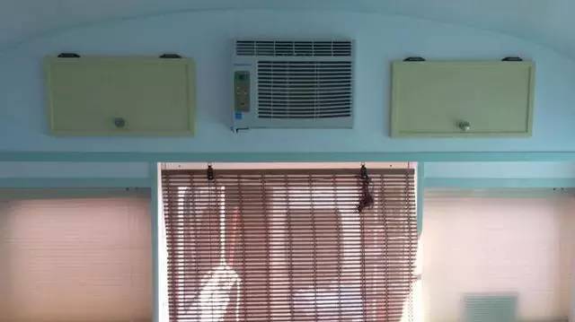 震驚：父子把買來的校車改裝成房車后，看到的人都后悔買房了！