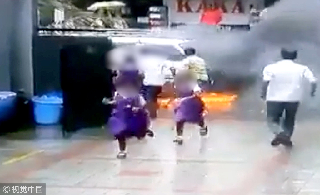 印度一校車突然起火 數(shù)名女學(xué)生驚險(xiǎn)逃生 印度一校車突然起火 數(shù)名女學(xué)生驚險(xiǎn)逃生