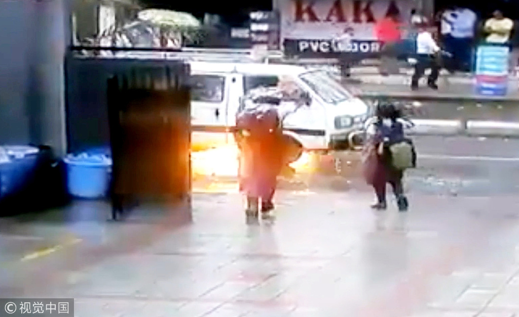 印度一校車突然起火 數(shù)名女學(xué)生驚險(xiǎn)逃生 印度一校車突然起火 數(shù)名女學(xué)生驚險(xiǎn)逃生