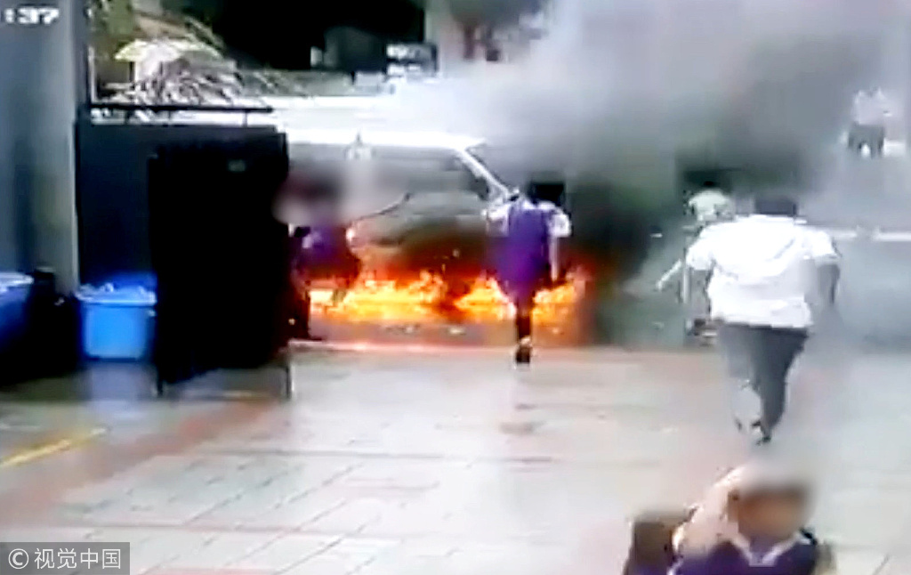 印度一校車突然起火 數(shù)名女學(xué)生驚險(xiǎn)逃生 印度一校車突然起火 數(shù)名女學(xué)生驚險(xiǎn)逃生