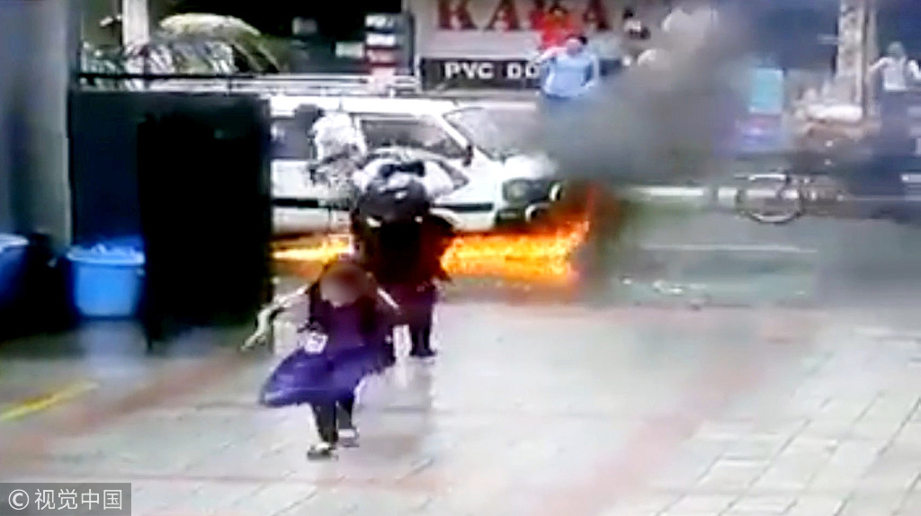 印度一校車突然起火 數(shù)名女學(xué)生驚險(xiǎn)逃生 印度一校車突然起火 數(shù)名女學(xué)生驚險(xiǎn)逃生