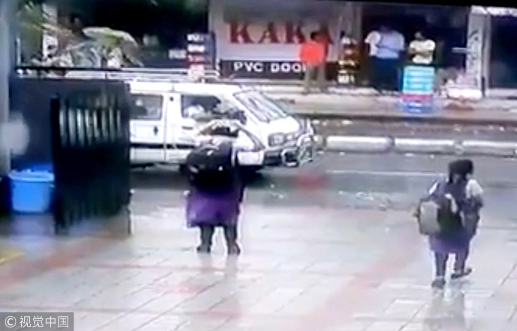 印度一校車突然起火 數(shù)名女學(xué)生驚險(xiǎn)逃生 印度一校車突然起火 數(shù)名女學(xué)生驚險(xiǎn)逃生