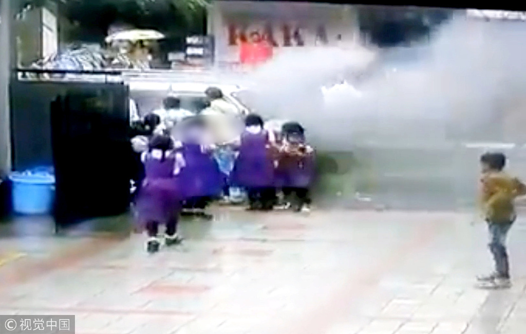 印度一校車突然起火 數(shù)名女學(xué)生驚險(xiǎn)逃生 印度一校車突然起火 數(shù)名女學(xué)生驚險(xiǎn)逃生