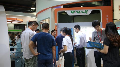 樂迪2018中國(上海)教育裝備展示:人臉識別校車考勤機 樂迪2018中國(上海)教育裝備展示:人臉識別校車考勤機