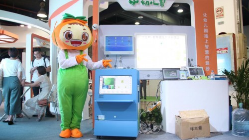 樂迪2018中國(上海)教育裝備展示:人臉識別校車考勤機 樂迪2018中國(上海)教育裝備展示:人臉識別校車考勤機