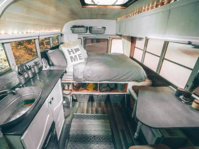 美國：為了省下租金，美國大學生情侶將校車改裝成房車