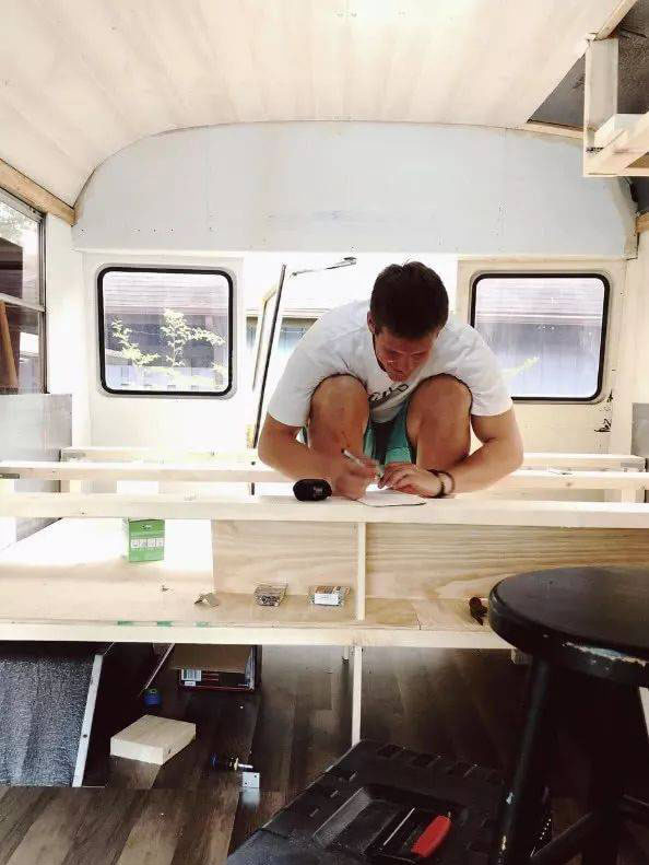 美國：為了省下租金，美國大學生情侶將校車改裝成房車