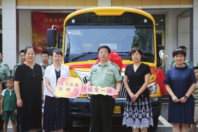 山東濟南:“迷彩校車”讓賢記 山東濟南:“迷彩校車”讓賢記