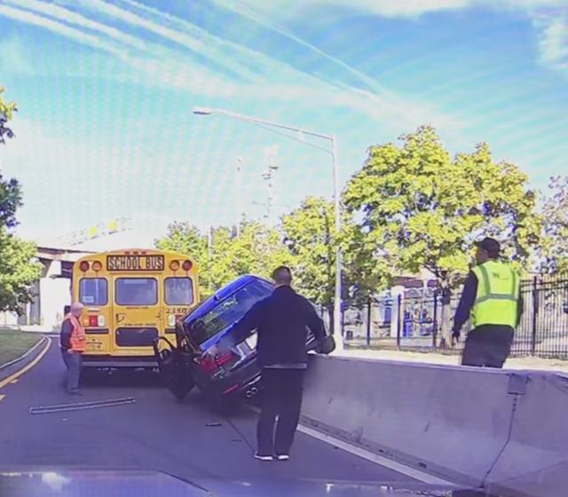 寶馬車想要超越前面校車,深踩一腳油門后卻要抱頭痛哭 寶馬車想要超越前面校車,深踩一腳油門后卻要抱頭痛哭